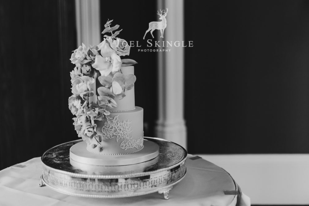 Trailing floral wedding cake black and white image