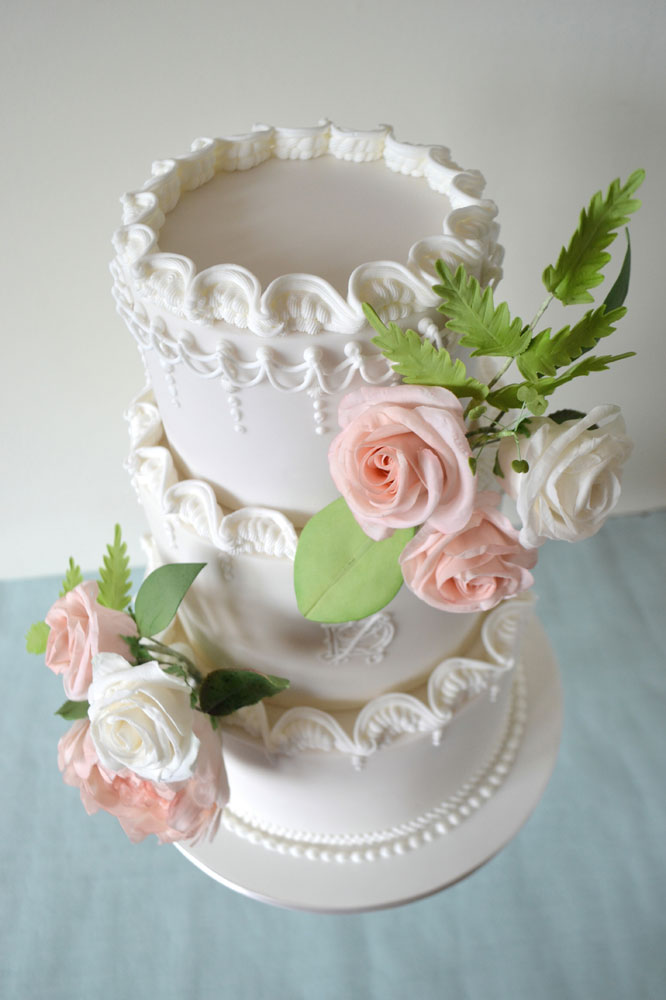 Lambeth piping and roses wedding cake