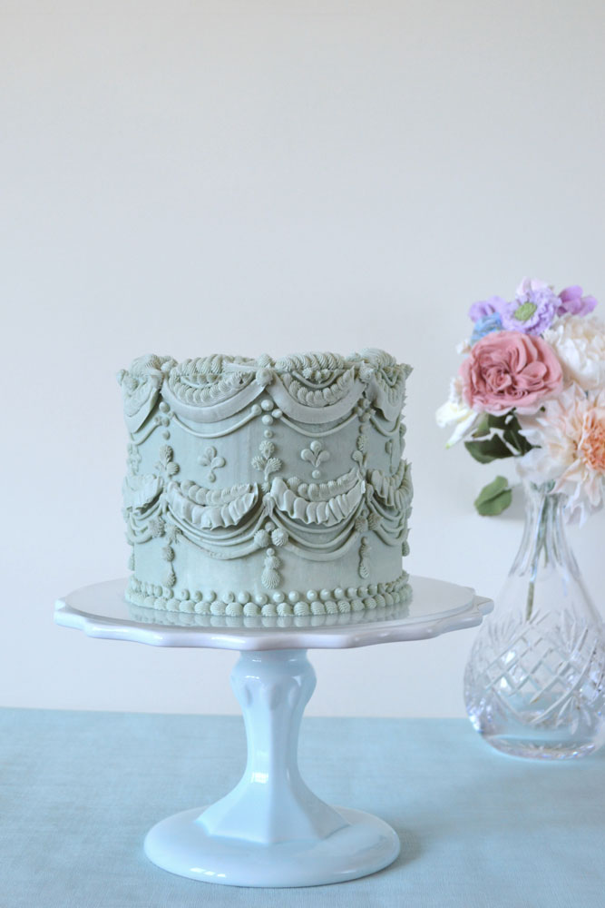 Dorothy vintage style piped cake