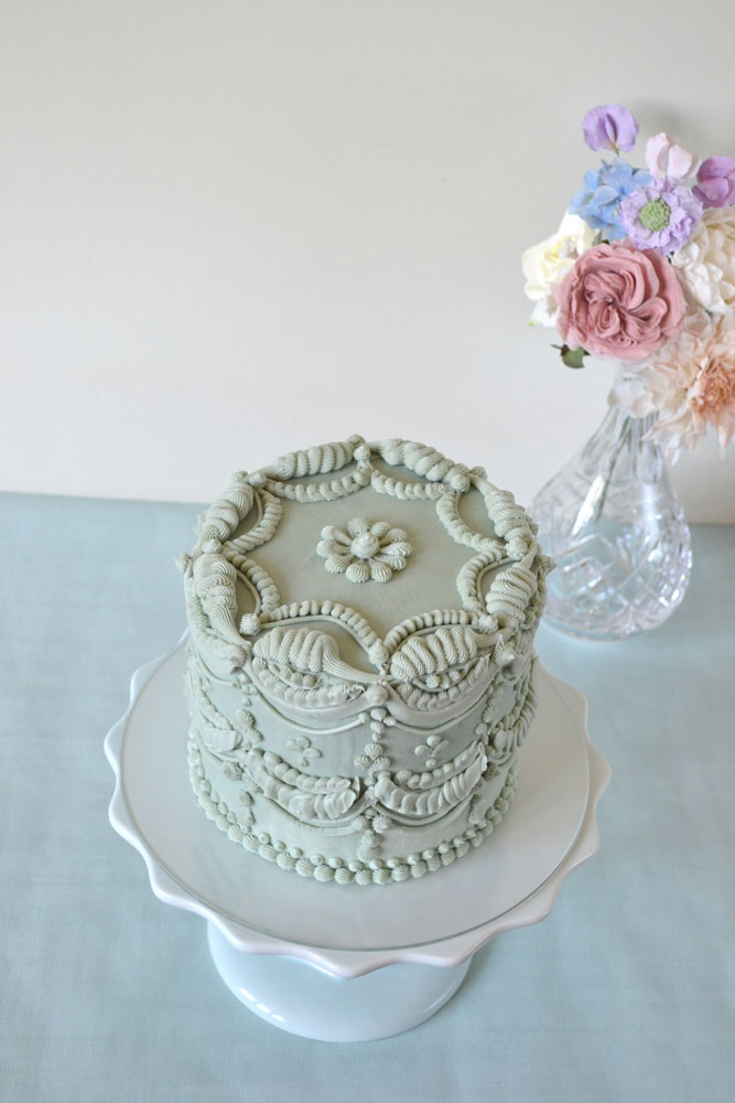 Dorothy blue vintage piped cake