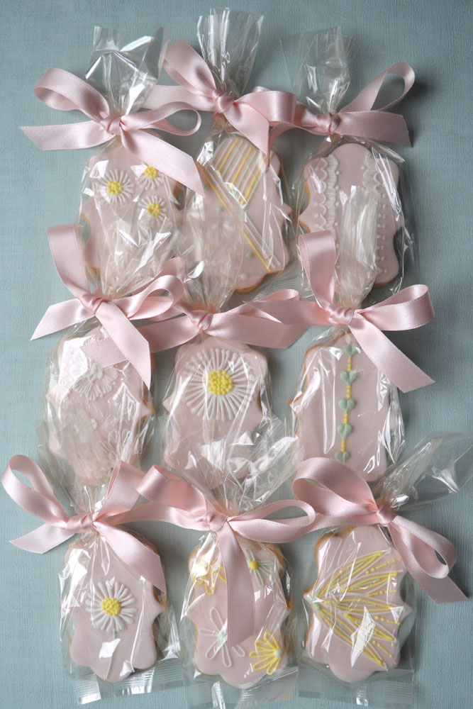 Daisies and lace pink iced biscuit favours