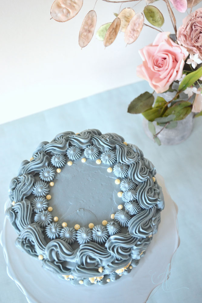 Bridget vintage style wedgewood inspired cake